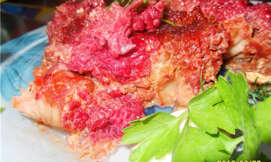 Рыбка, запеченная под шубкой из свеклы