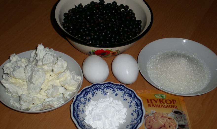 Творожные ньокки в соусе из черной смородины