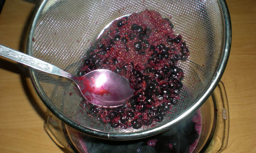 Творожные ньокки в соусе из черной смородины