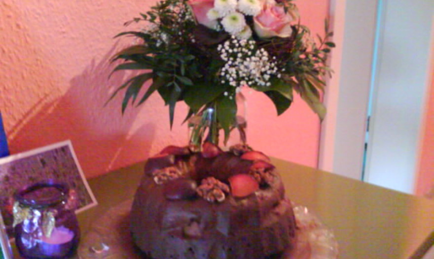 Ореховый пирог со сливами в шоколаде