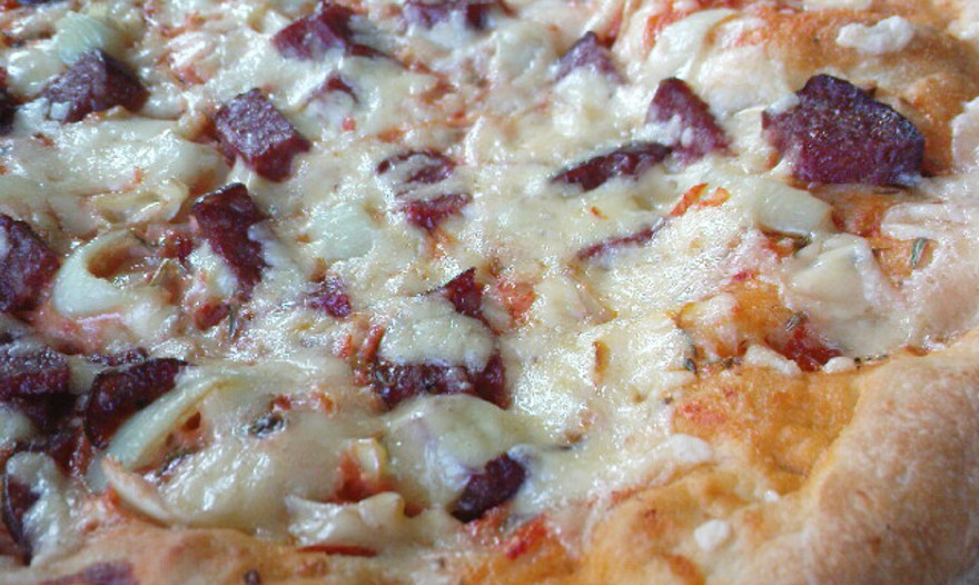 Пицца с салями сладким перцем и луком