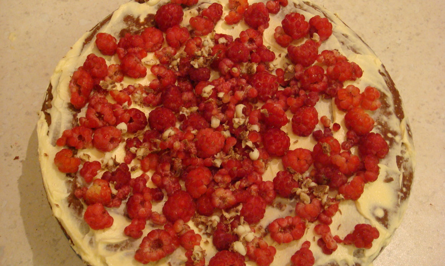 Шоколадный торт с бананом и малинкой