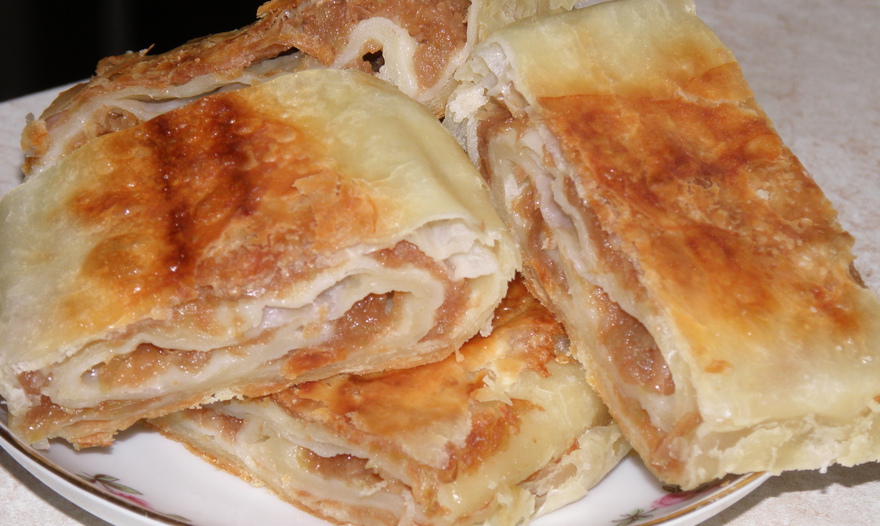 Слоёный рулет с яблоками