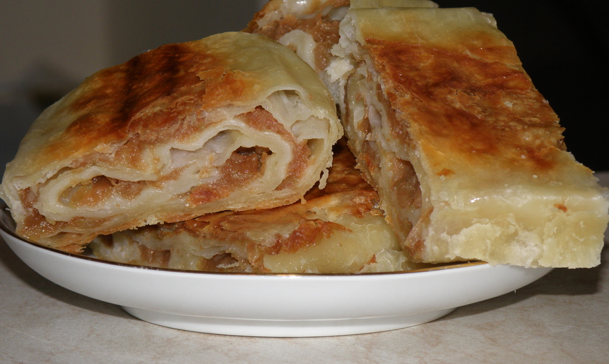 Слоёный рулет с яблоками