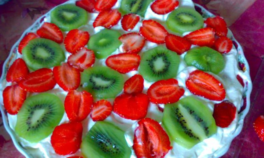 Легкий торт с фруктами в креме