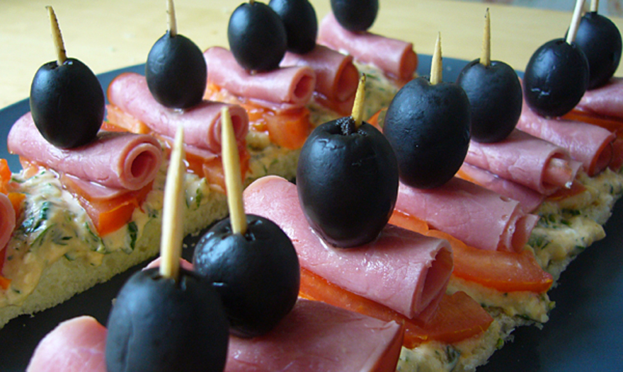 Канапе-экспресс с селедкой, огурцом и красным луком