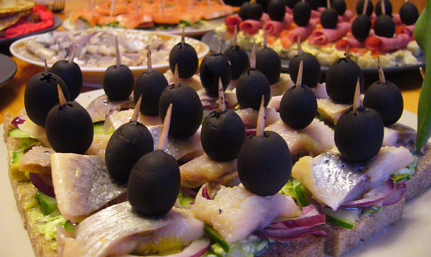 Канапе-экспресс с селедкой, огурцом и красным луком