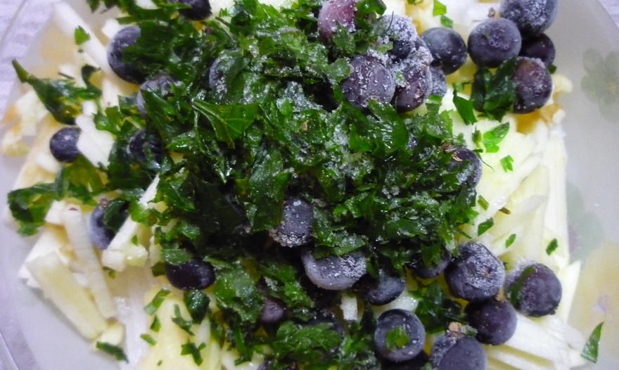 Легкий салат с дайконом, яблоком и ягодами