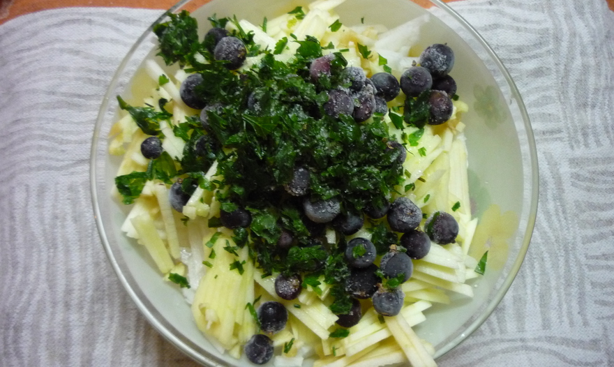 Легкий салат с дайконом, яблоком и ягодами