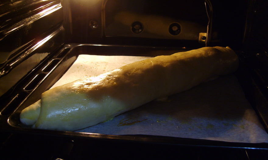 Рулет с орехами и изюмом