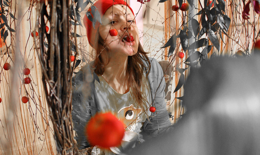 Кекс с шоколадом и ягодами