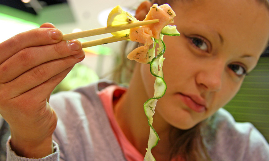 Кекс с шоколадом и ягодами