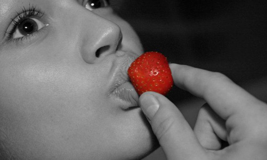 Кекс с шоколадом и ягодами