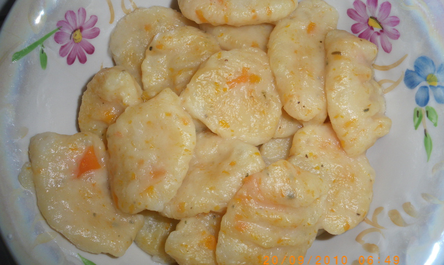 Творожное суфле с бананами и клубничным соусом