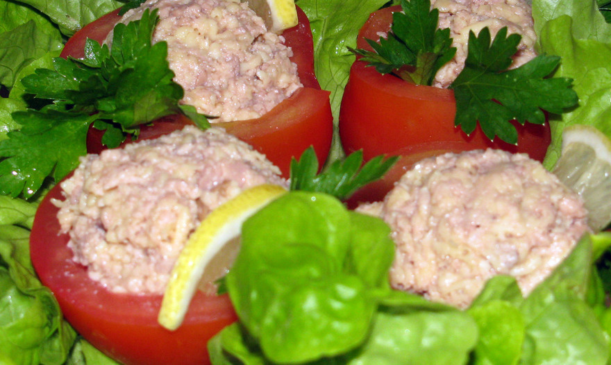 Помидоры фаршированные печенью трески и сыром