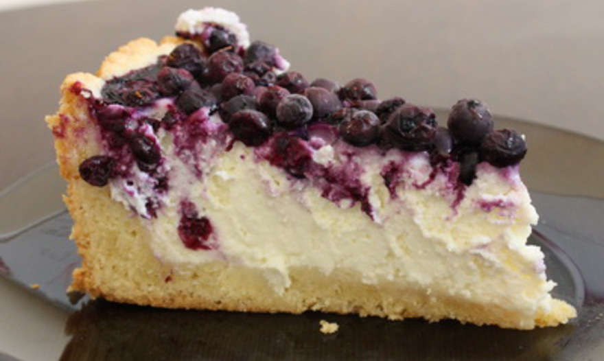 Творожный пирог с ягодами