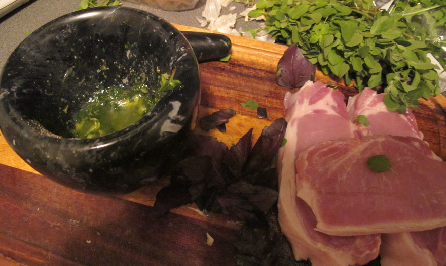 Свинина с майораном, яблоками и базиликом