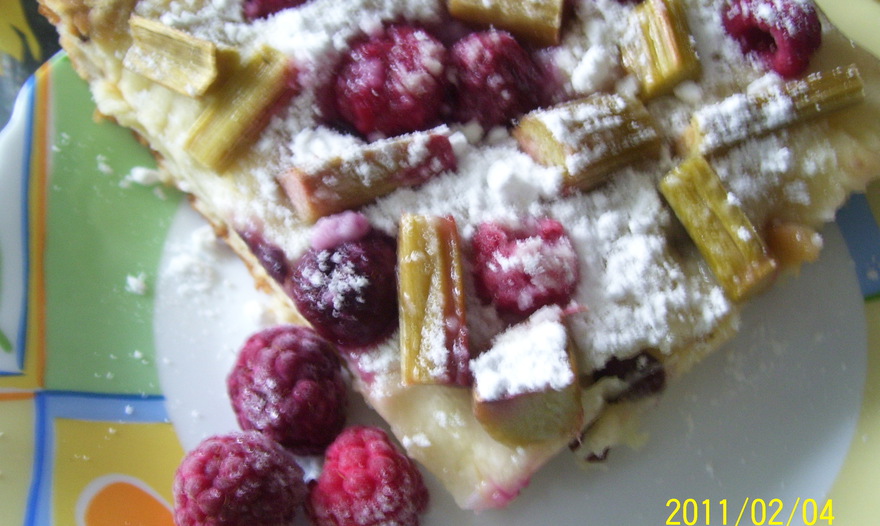 Сдобный пирог с ревенем и малиной