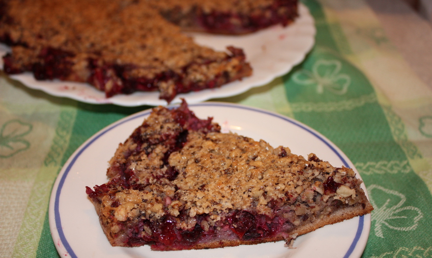 Нежный ореховый пирог с черной смородиной