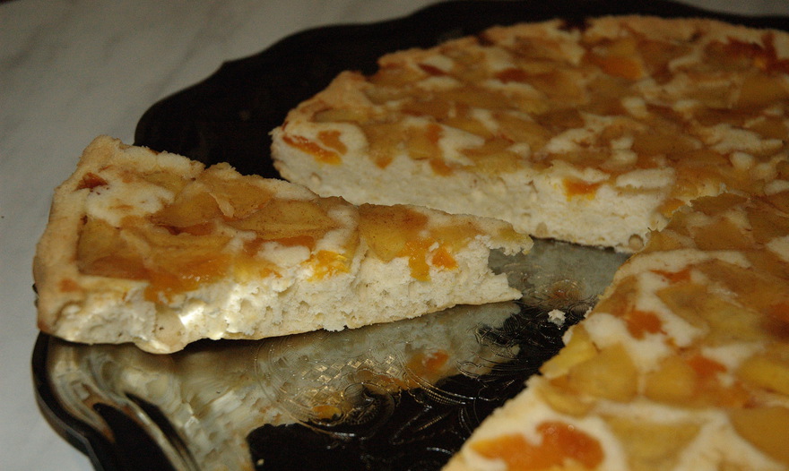 Бисквит с яблоками, курагой и корицей