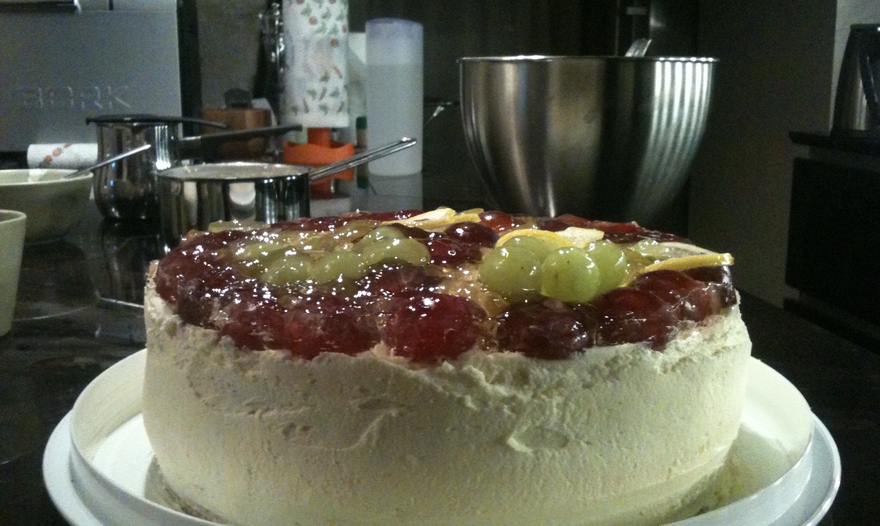 Торт с начинкой "сабайон" и виноградом