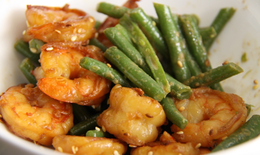 Зелёная фасоль с тахини и креветками