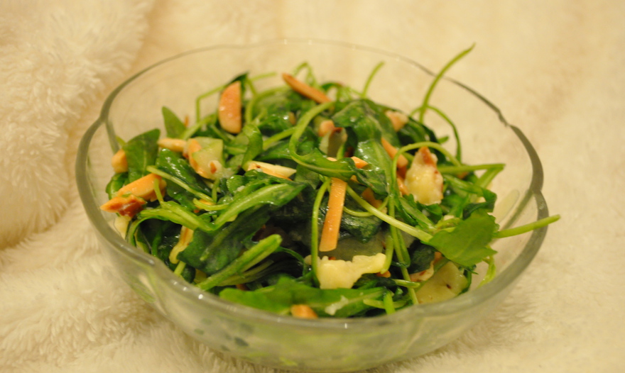 Салат с руколой и запечённым сыром «Лека»