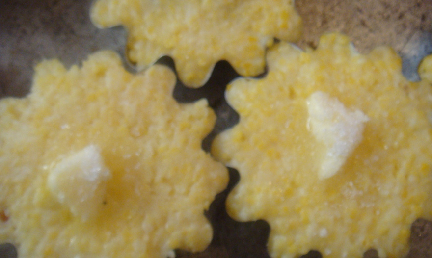 Кексы из поленты с вишнями и мармеладом