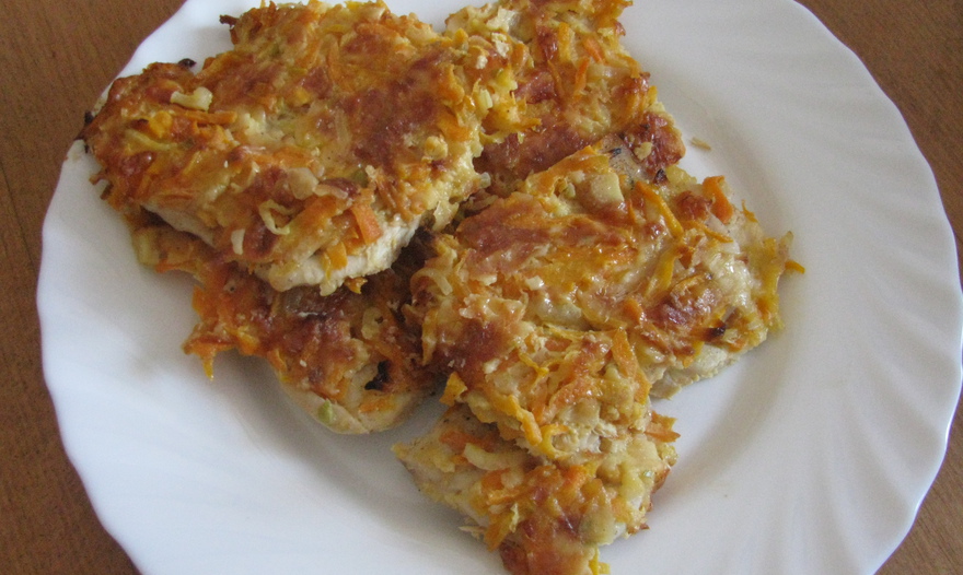 Мясо запеченое под овощами и сыром