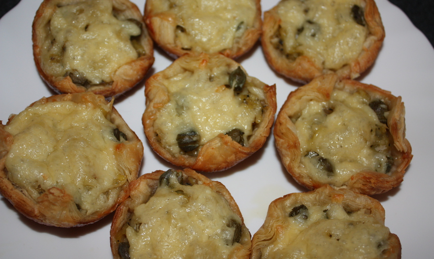 Открытые пирожки из слоеного теста