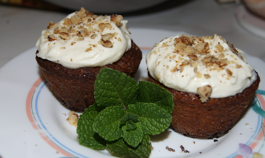 Морковный пирог с глазурью из маскарпоне с лаймом