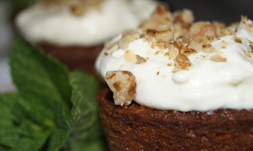 Морковный пирог с глазурью из маскарпоне с лаймом