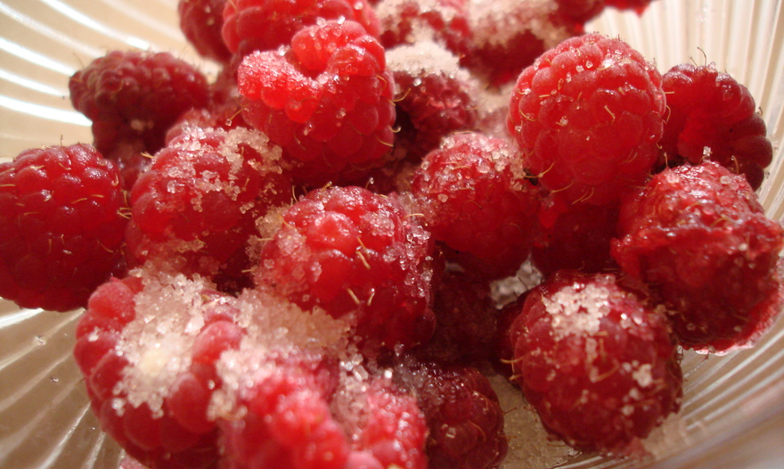 Нежный клафути с малиной 