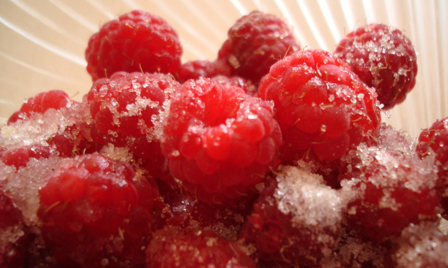 Нежный клафути с малиной 