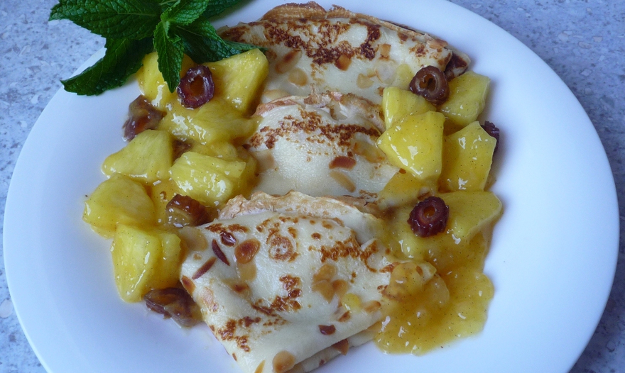 Миндальные блинчики с компотом из ананаса, фиников и ванили (разумеется, к Масленице ;-)