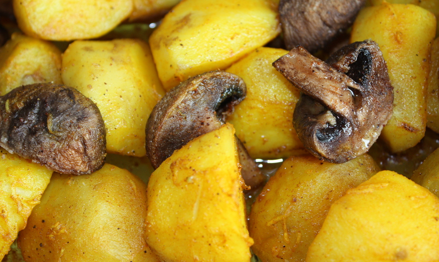 Картофель, запеченный с грибами и салат из слабосоленой сельди