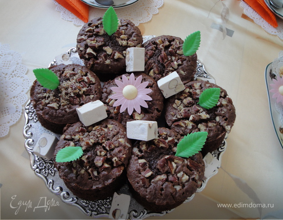 Шоколадные пирожные с орехами макадамия