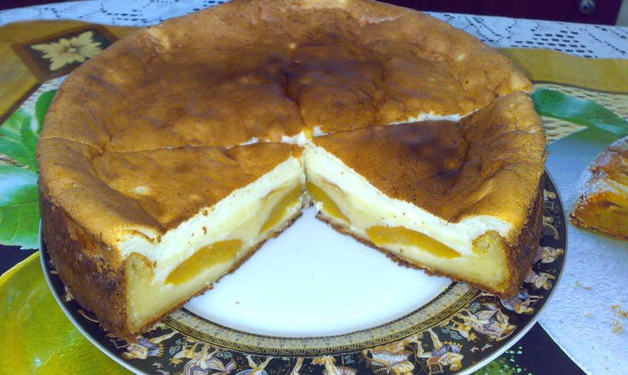 Творожной пирог с консервированными персиками