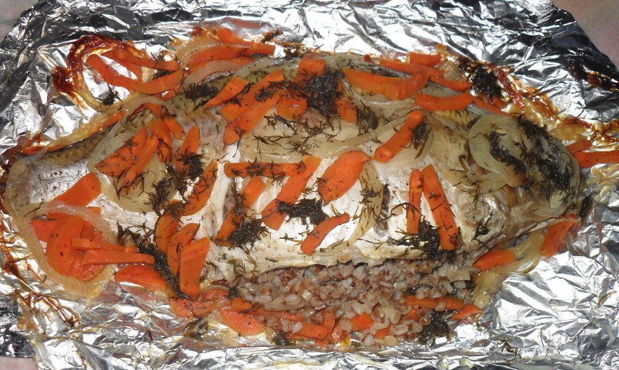Запечёный лещ с гречкой и овощами в фольге.