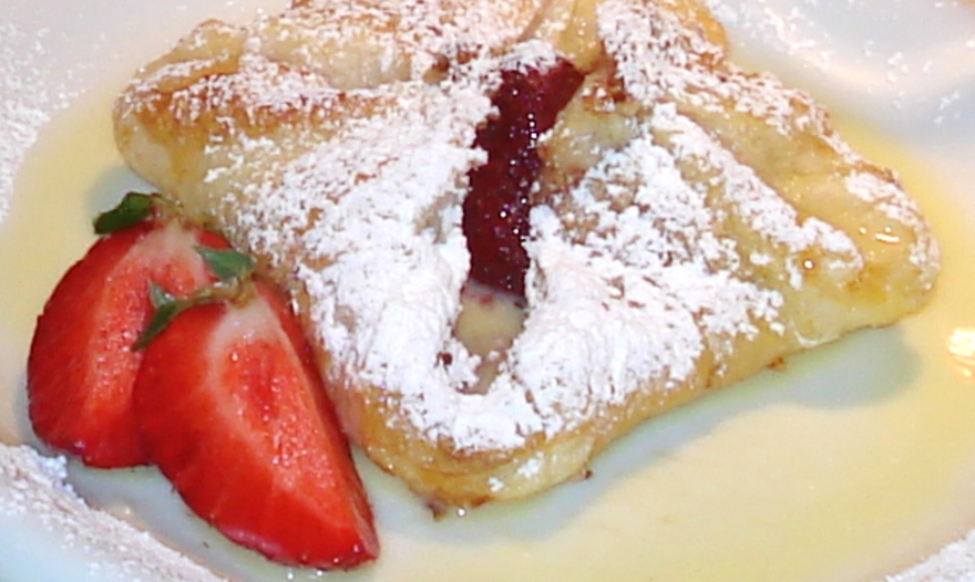 Клубничные домики под ванильным соусом