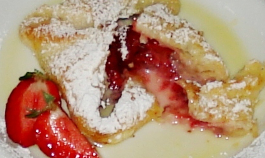 Клубничные домики под ванильным соусом