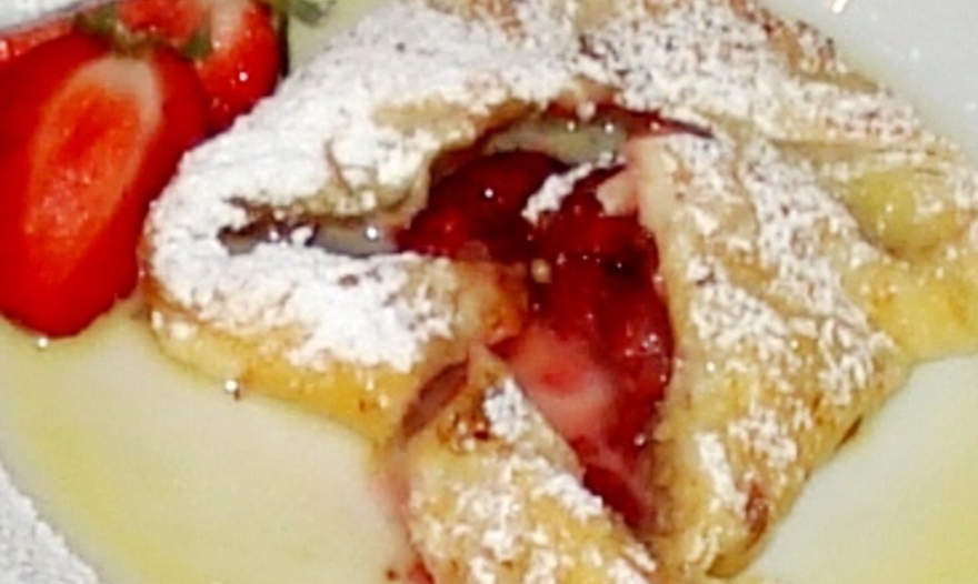 Клубничные домики под ванильным соусом