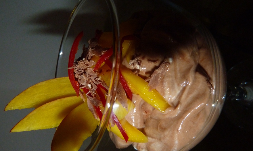 Шоколадный мусс с манго и перчиком чили