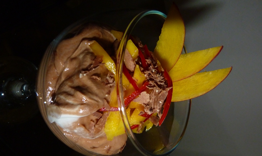 Шоколадный мусс с манго и перчиком чили