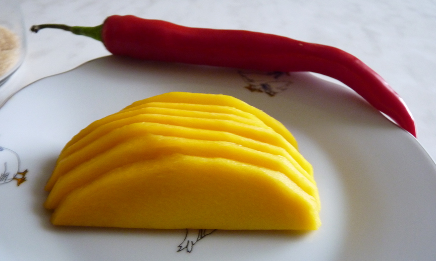 Шоколадный мусс с манго и перчиком чили