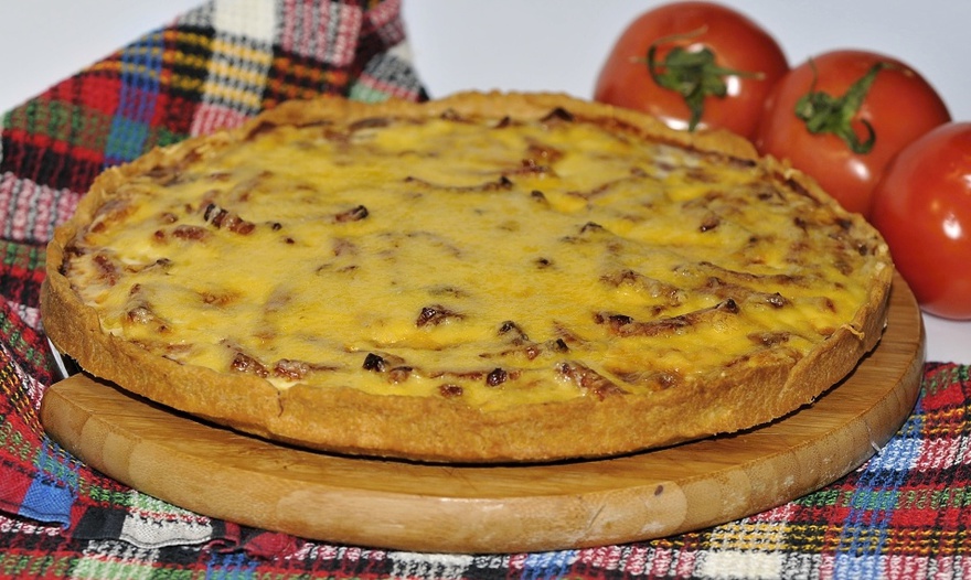 Пирог с беконом и луком