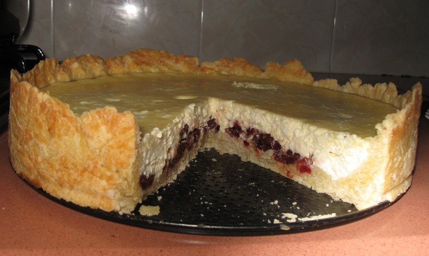 Творожный пай с вишней и кизилом.