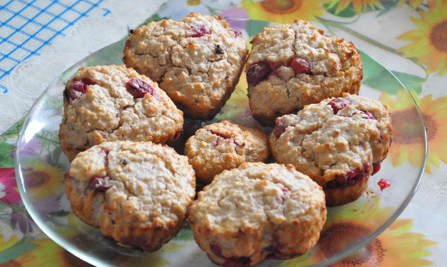 Маффины на гречневых хлопьях с вишней