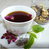 Чай и фруктовый салат с засахаренными цветами