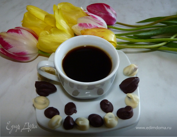Кофе с миндалём и кофейные зёрнышки в шоколаде